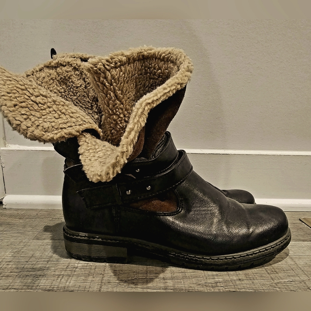 Woman's Size 7 American Eagle Boots